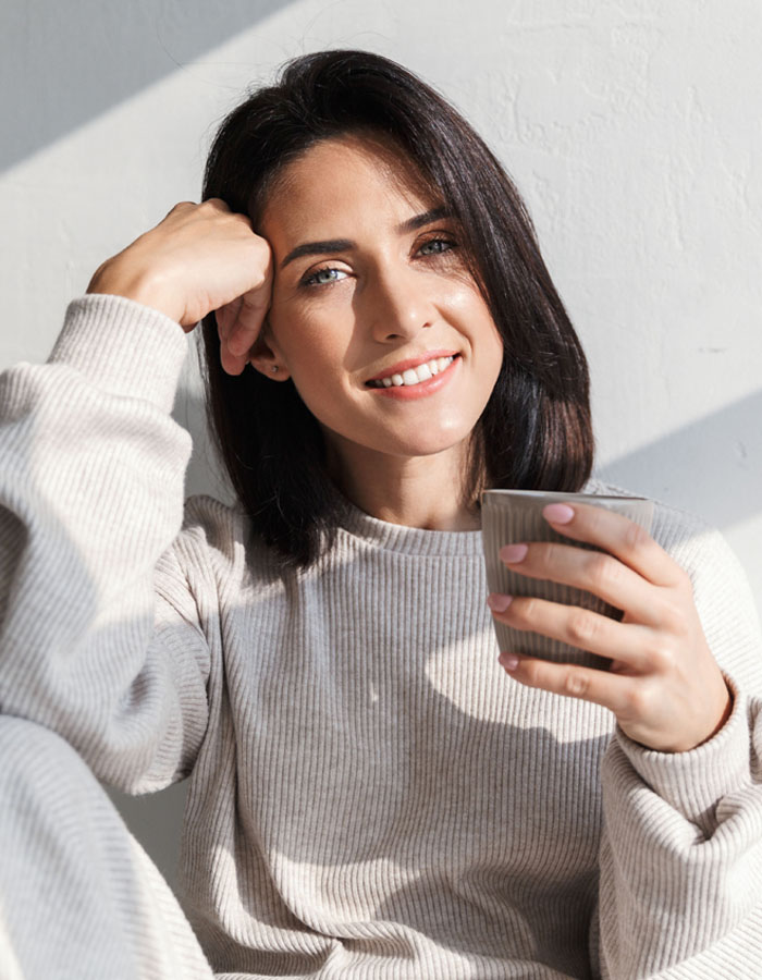 Woman drinking coffe